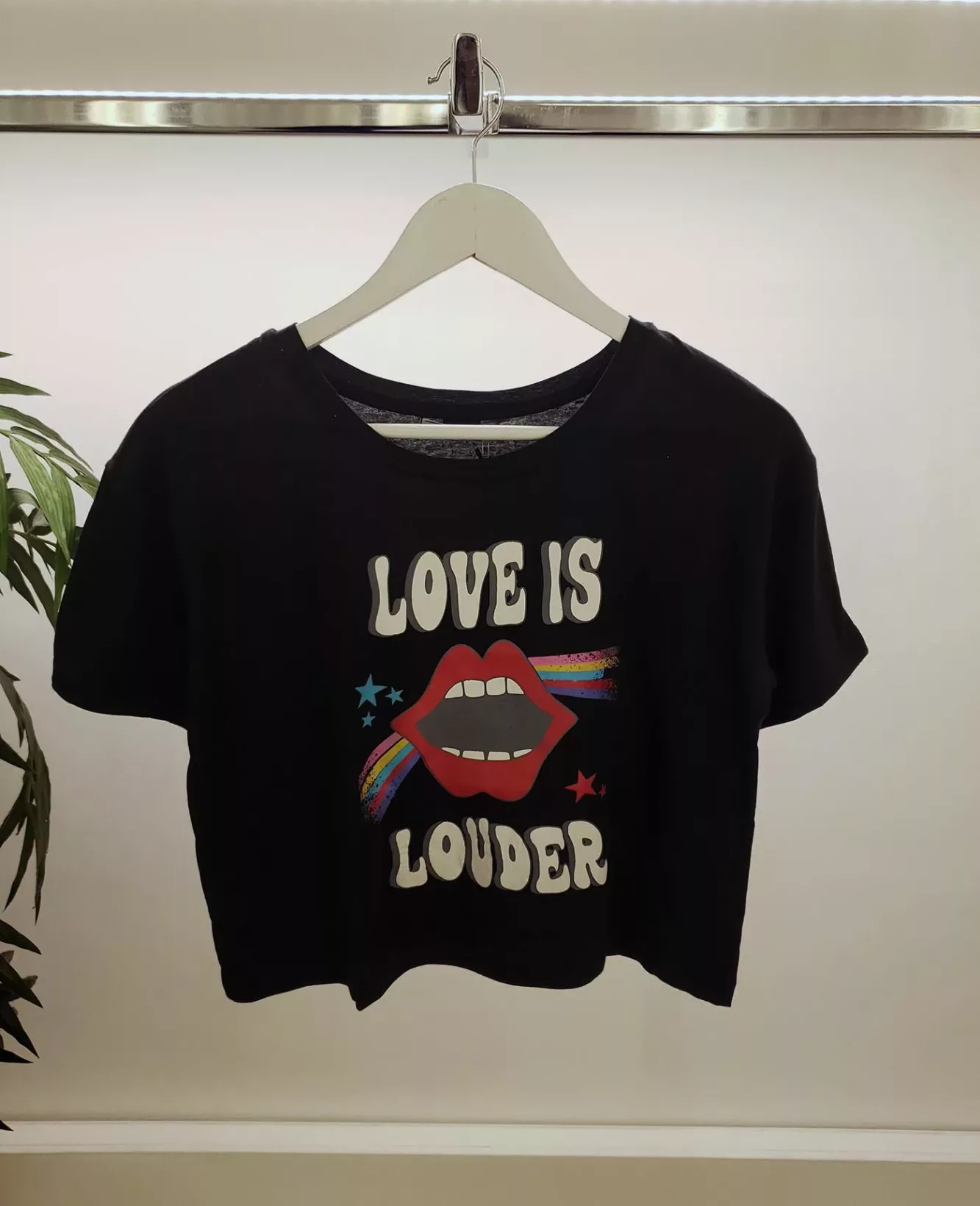 Remera Louder M/ Con Estampa Central