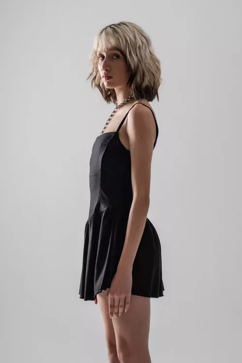 <span data-sheets-root="1">VESTIDO CORTO CON RECORTE DIOR DE BRETEL FINO, TELA LINO</span>