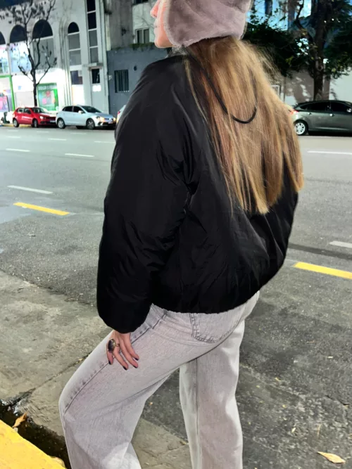 CAMPERA REVESIBLE BOMBER LARGO A LA PRIMERA CADERA , TELA NYLON Imagen realizada con IA